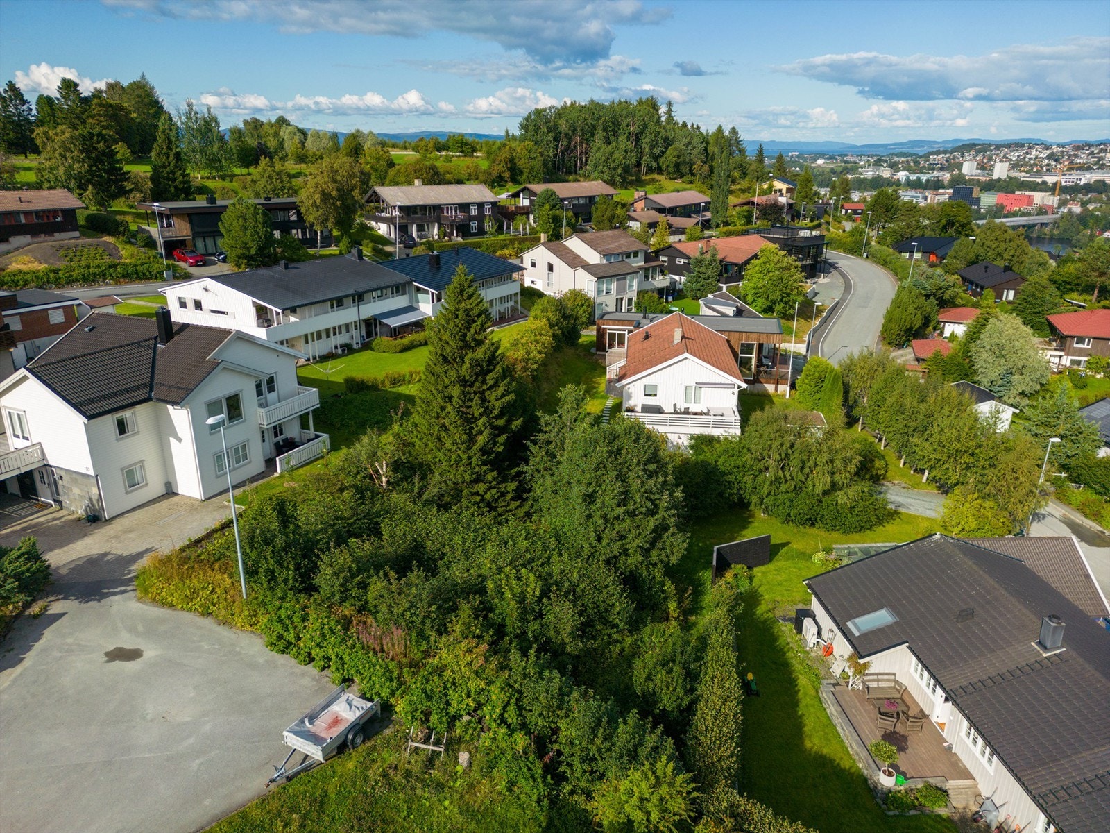 Velkommen til Linerlevegen 12B - og denne fantastiske tomta beliggende på et lite høydedrag i et svært attraktivt område på Havstein/Byåsen! Galleribilde
