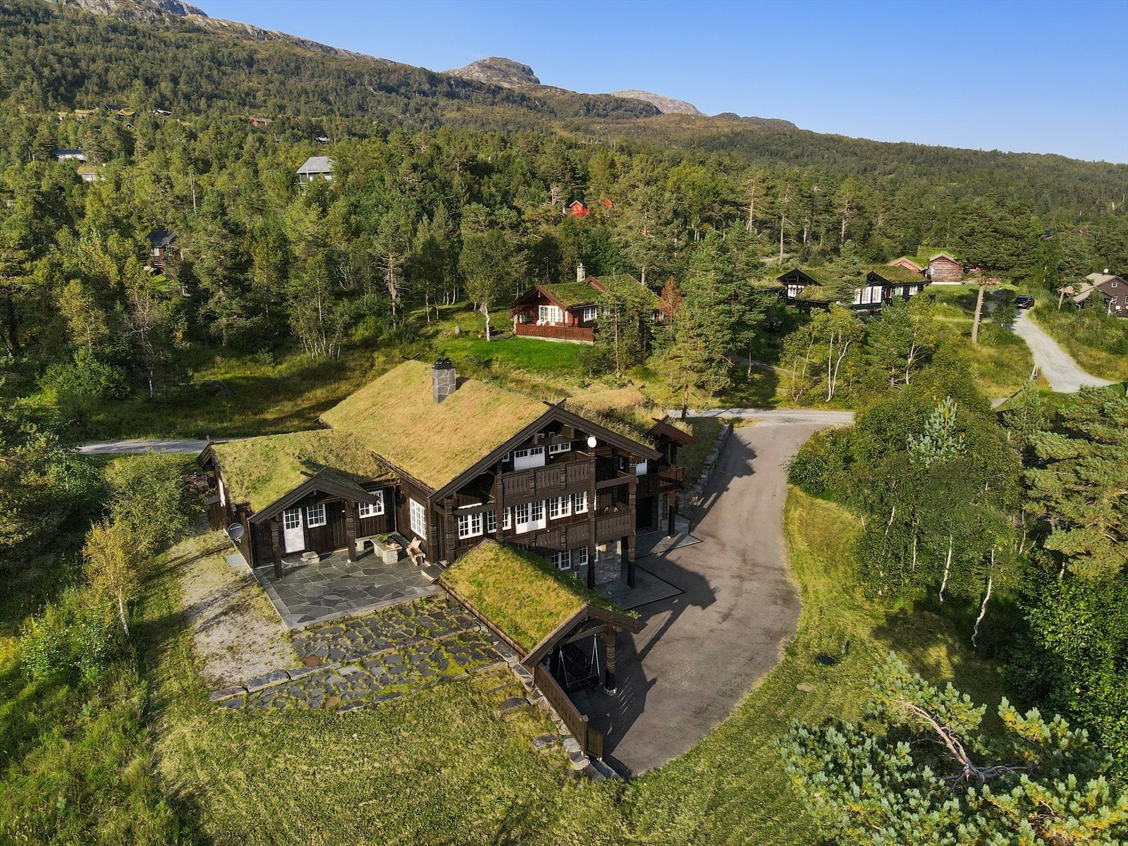 Beliggenheten til hytten er preget av ro og stillhet, og tomten nyter godt av gode solforhold Galleribilde