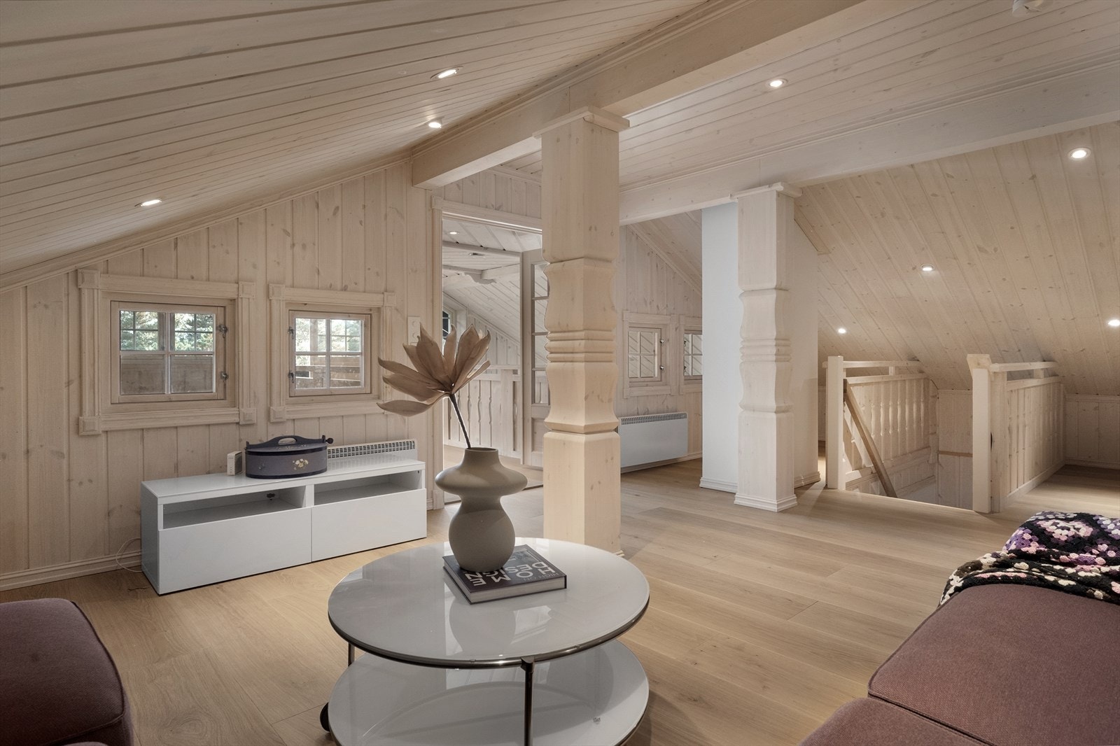 Fra stuen fører en trapp opp til andre etasje, som er innredet med en loftstue Galleribilde