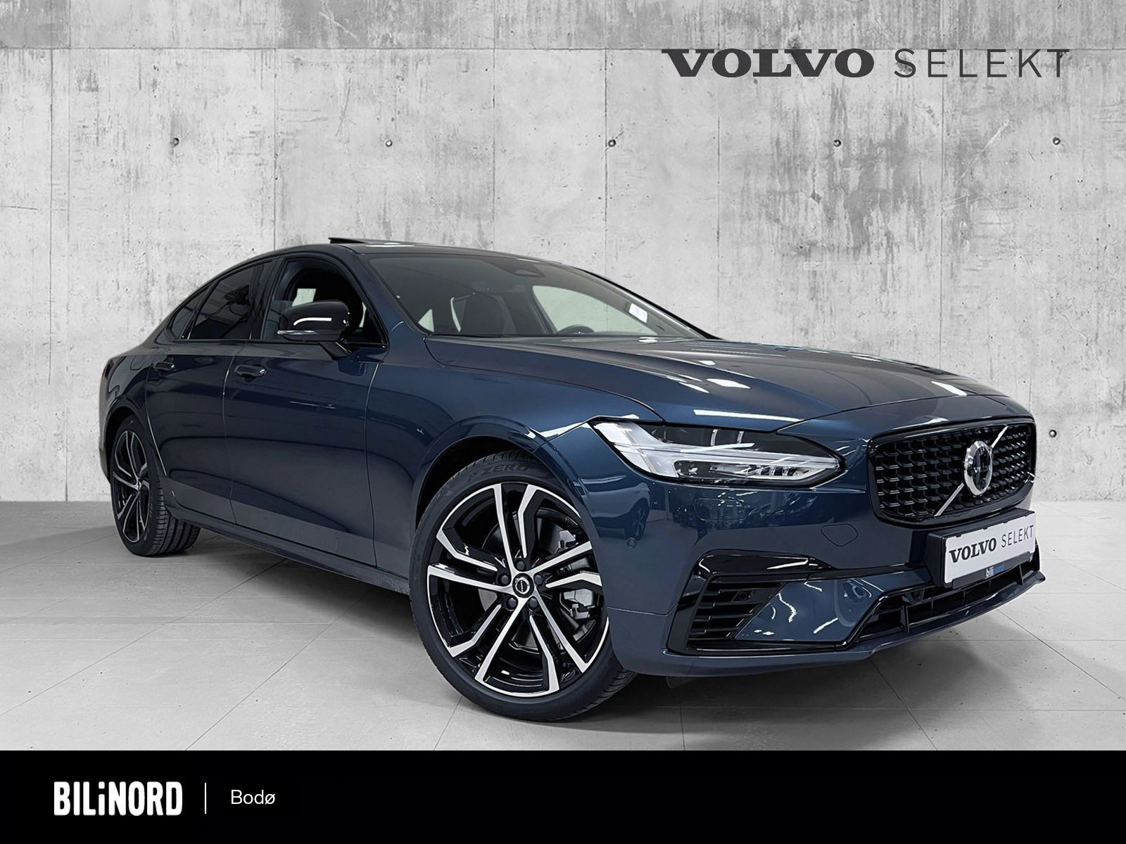 Meget tøff S90 T8 AWD R-Design i fargen Denim Blue Metallic med sorten detaljer