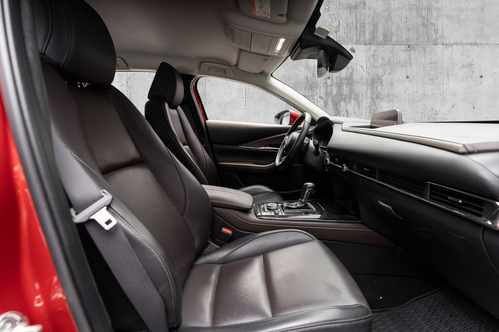 I alle utgaver av Mazda CX-30 er CarPlay standard, noe som gjør det lett å koble til for musikk, telefonbruk og kart.