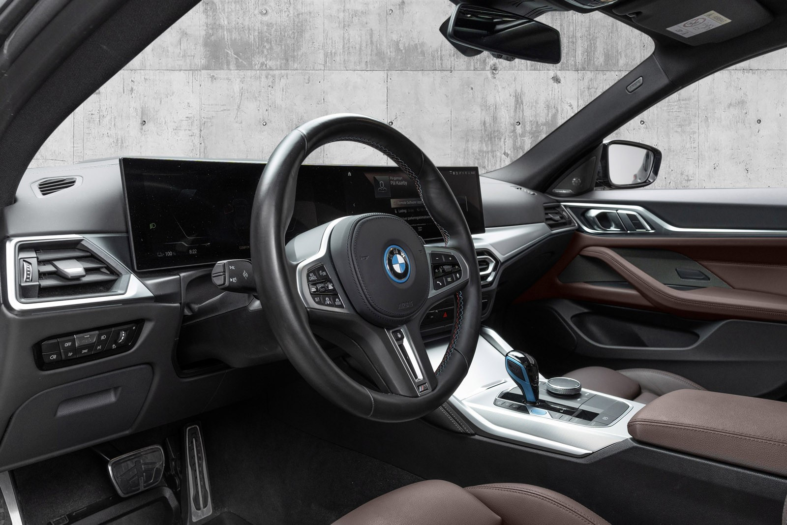 Øvre del av instrumentpanelet fra BMW Induvidual er trukket med sort nappaskinn og undersiden med merinoskinn