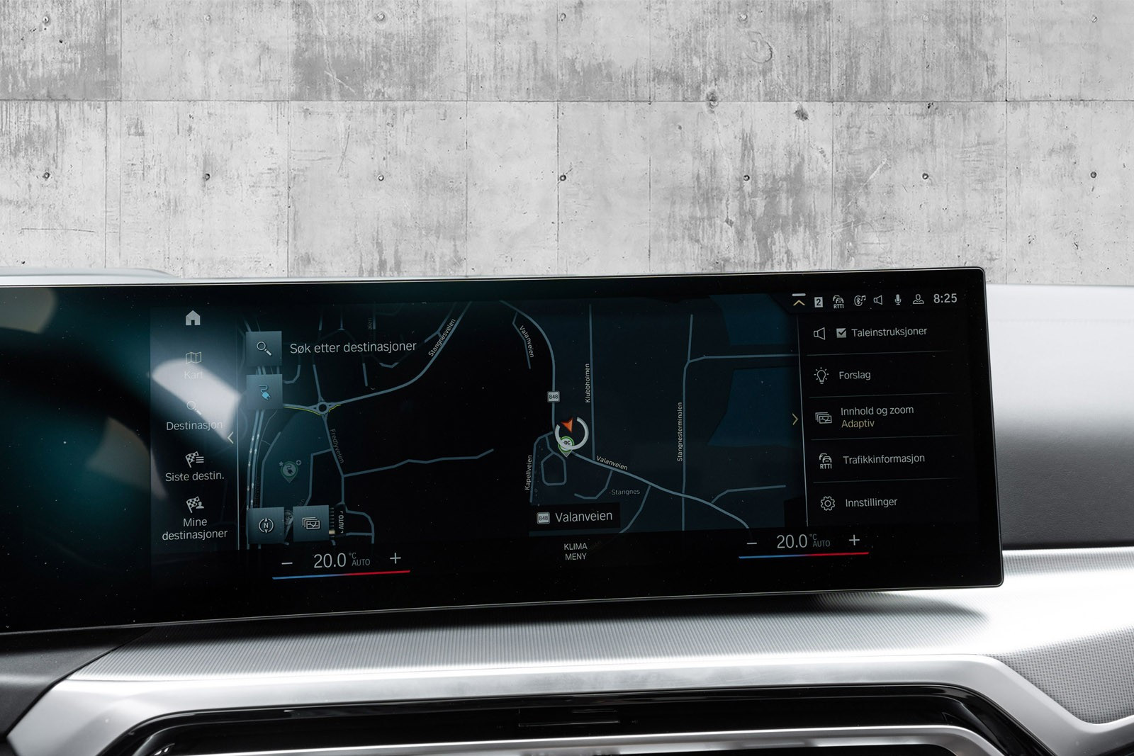 BMW Maps med Connected Navigation gir deg oversikt over trafikksituasjonen i tilnærmet sanntid og varsler deg i tide om kø, omkjøring og veiarbeid