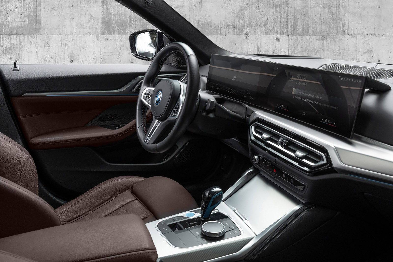 BMW Currved Display som er buet mot føreren og det slanke instrumentpanelet som gir en topp moderne atmosfære