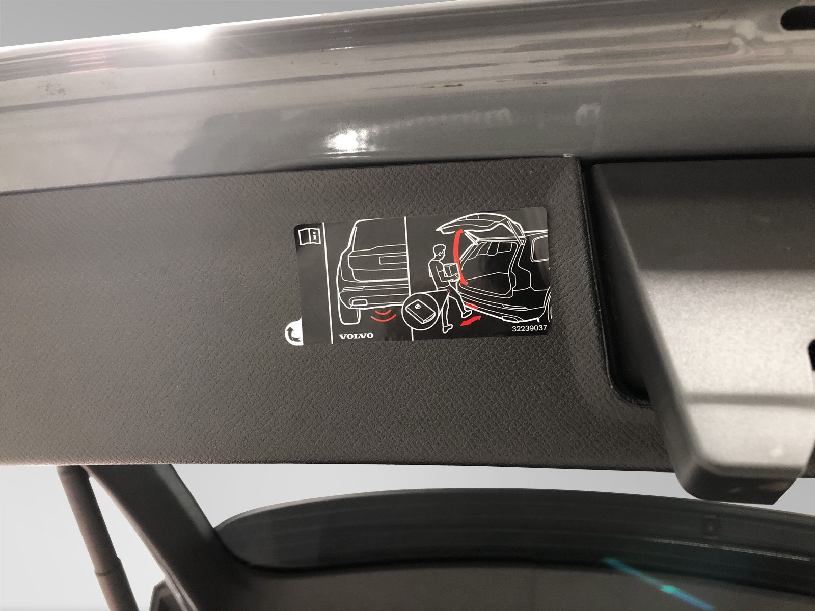 El betjening av bakluke m/fotsensor