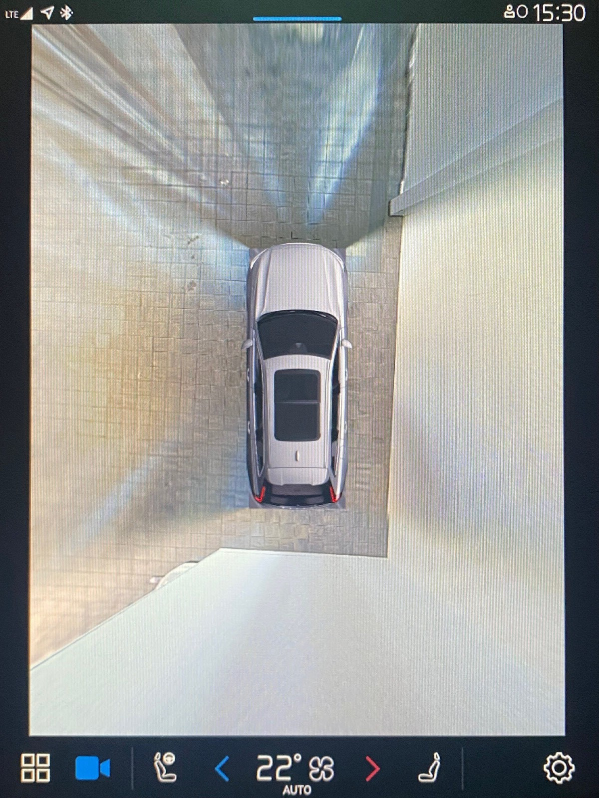 Bilen er utstyrt med 360graaders parkeringskamera