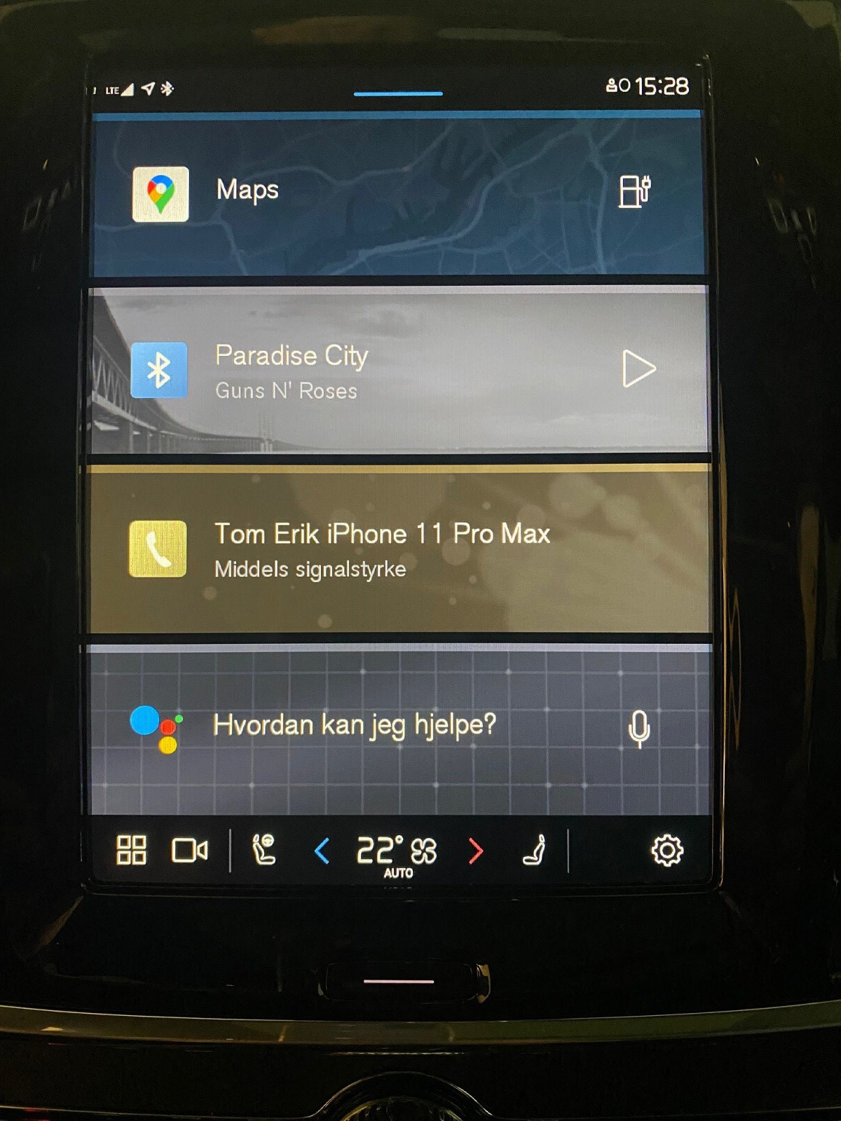 Stor touchskjerm i midtkonsollen med mulighet for å laste ned apper fra Google Play butikk direkte i bil