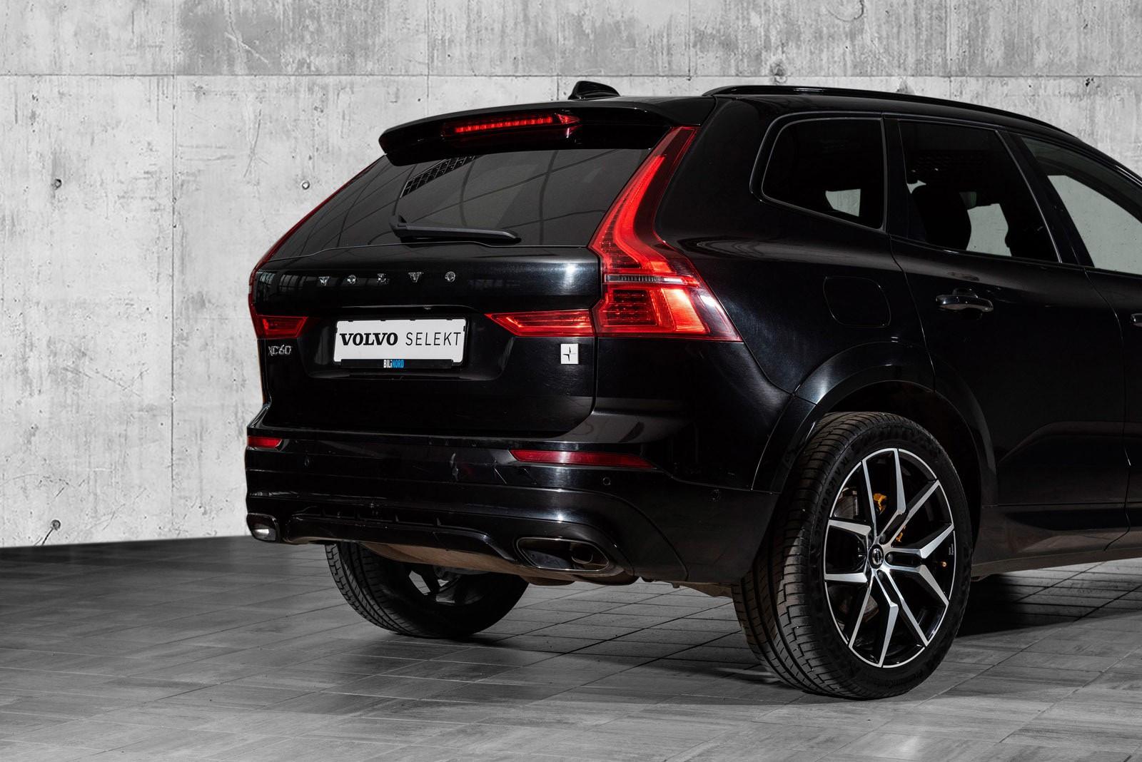 Svarte ekospotter med inngravert Polestar Engineered.