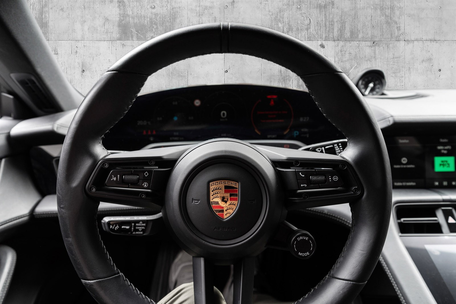 Sportslig ratt med signatur Porsche logo