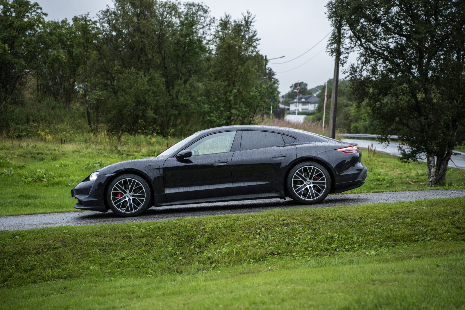 En samlet motorpresse har sagt at dette ikke bare er den beste elbilen på markedet, men kanskje også den beste bilen.!