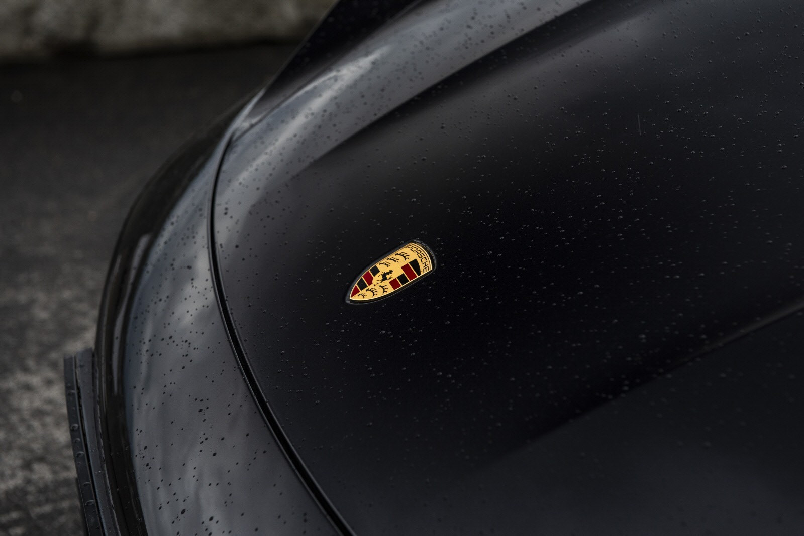 Taycan er Porsches første fullelektriske bil.