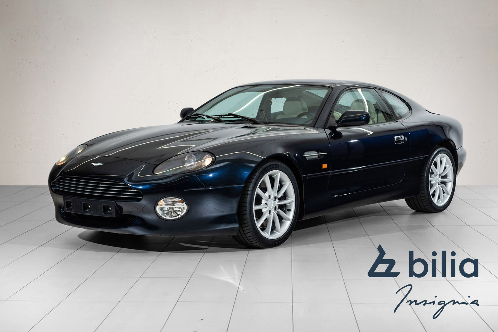 Selvpunstende V12-motor, kanskje den peneste Aston Martin som er produsert.  Opplev den hos oss!