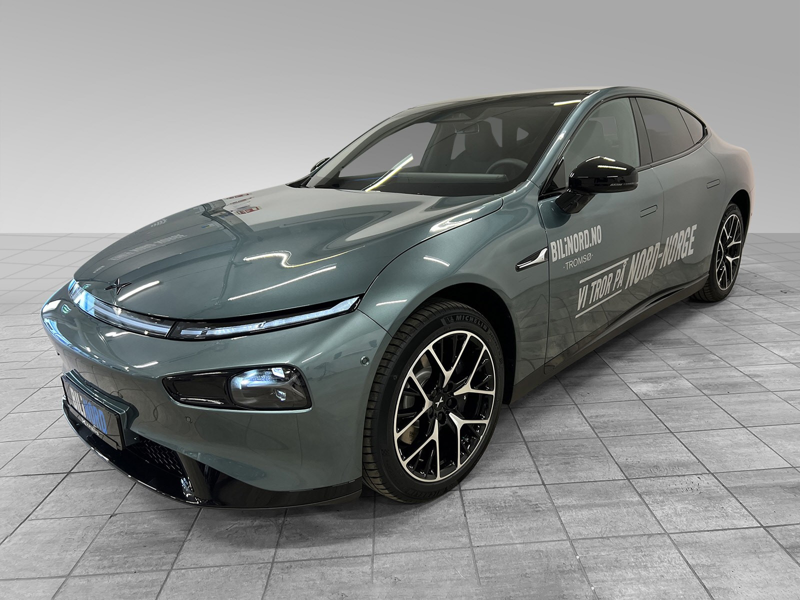 Denne er i i pene Kaitoke Green Metallic, med sorte detaljer. Du kan få den i 4 andre farger også.