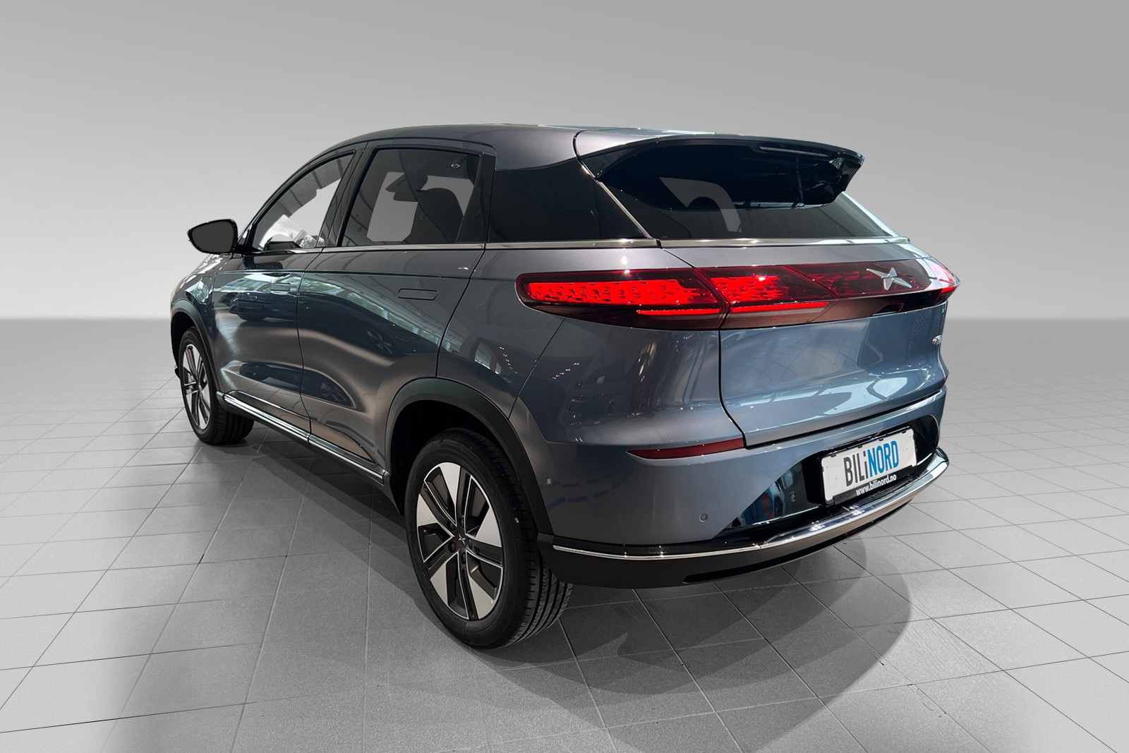 Moderne design - bilen er selvsagt utstyrt med 360 kamera og sensorer.