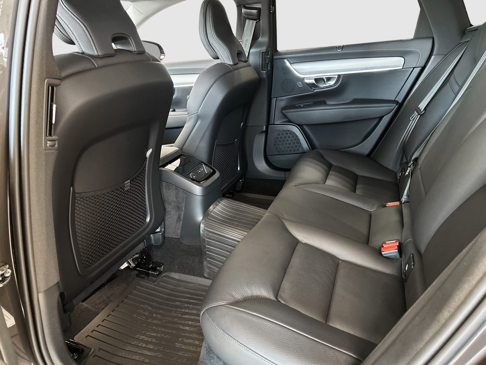 God plass i baksete, med Isofix barnesetefestning i ytterkant