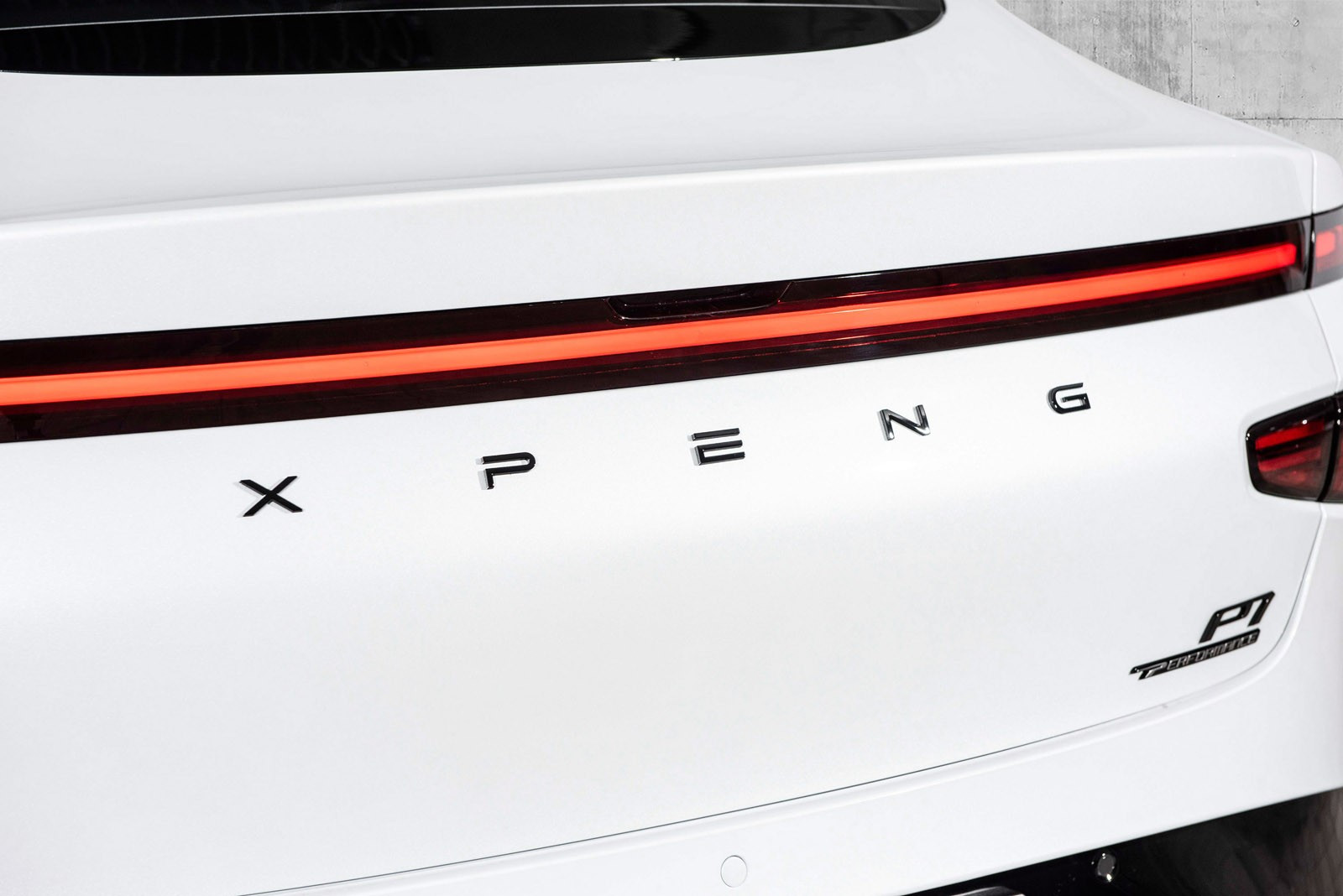 Her ser man det tverrgående LED X-BOT-lyssignaturen bak på bilen