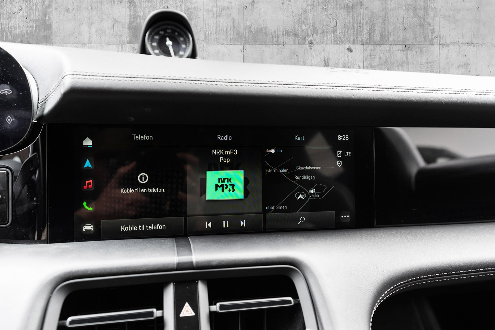Oversiktlig skjerm i midten - med Bluetooth - DAB+Radio - Navigasjon +++