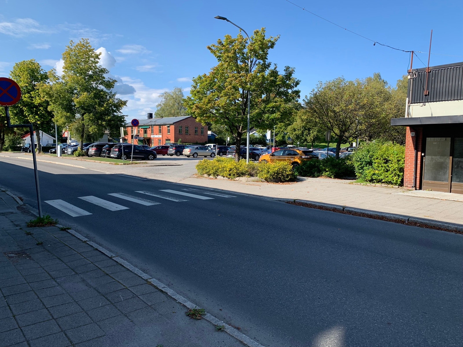 Stor parkeringsplass med gratis parkering Galleribilde
