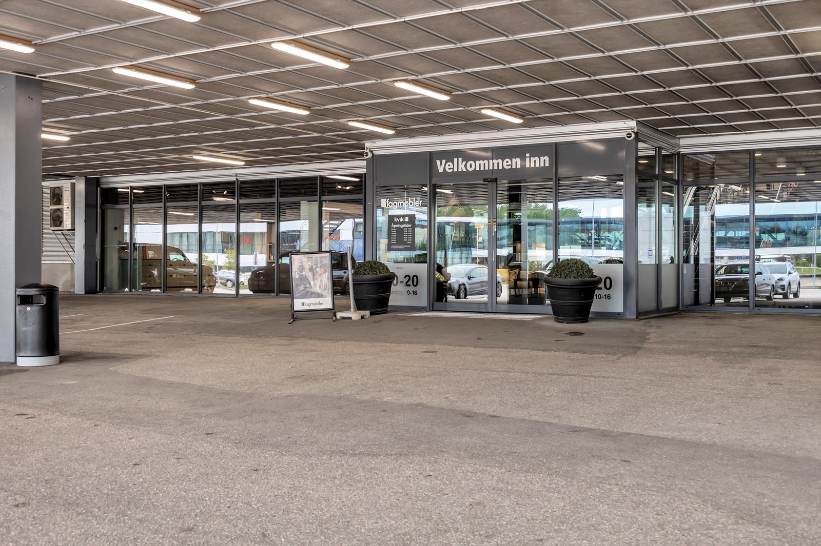 Lokalet ligger på gateplan og har to inngangsparti; ett i front og via felles inngang for hele bygget Galleribilde