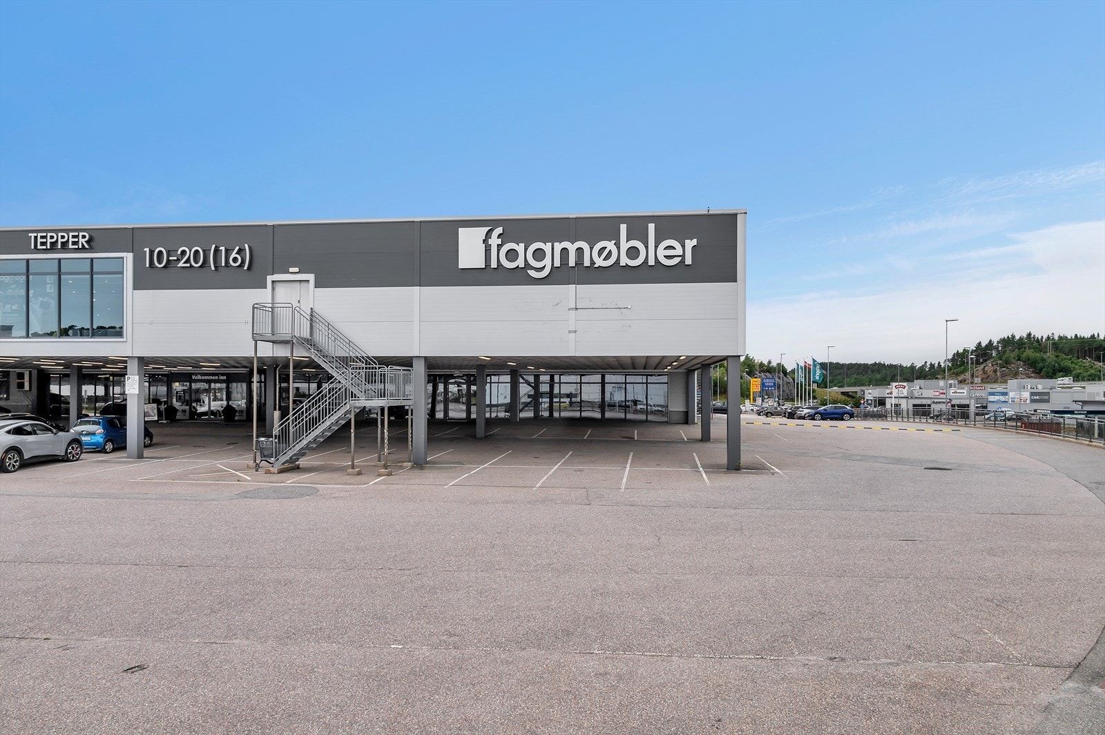 Glassfasade rundt store deler av lokalet Galleribilde