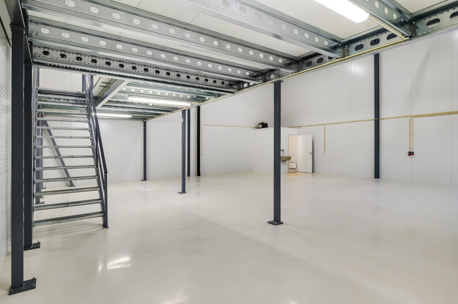 Fra bakkeplan er det trapp opp til mesanin som har et gulvareal på ca. 43 m². Galleribilde