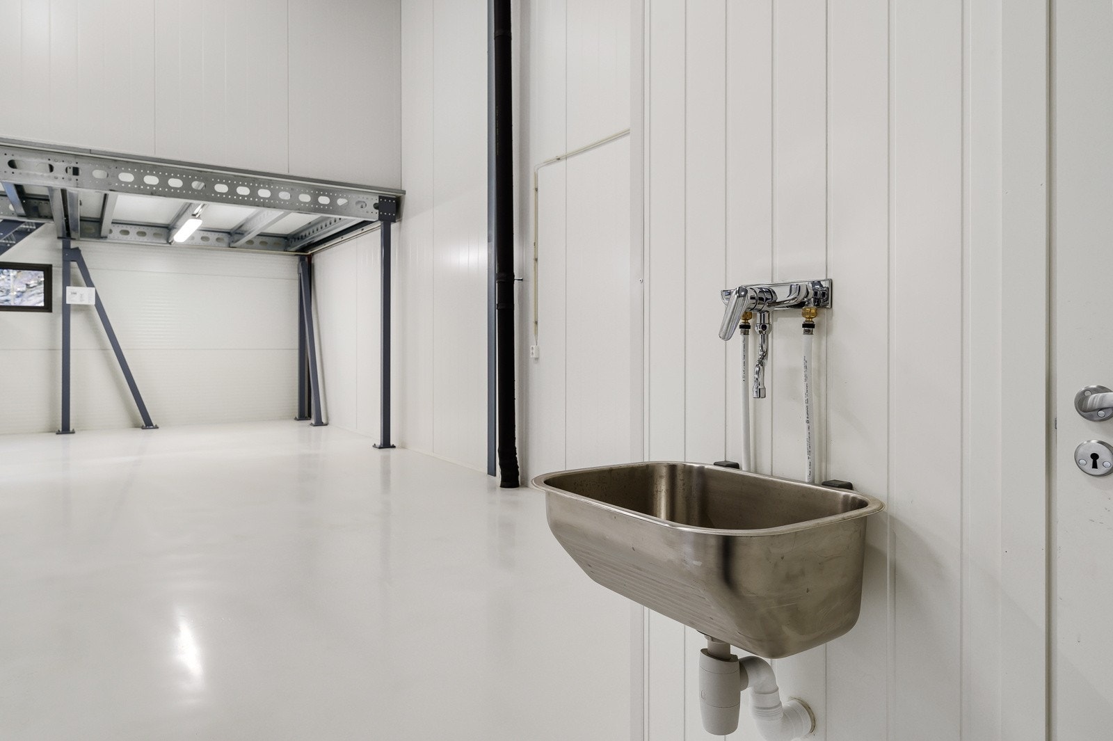 Lageret er praktisk utformet med 12m x12m i 1.etasje. Galleribilde