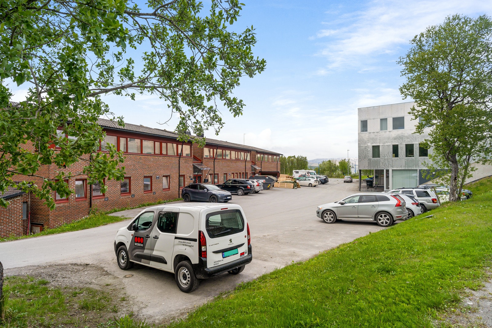 Rikelig med parkering på eiendommen Galleribilde