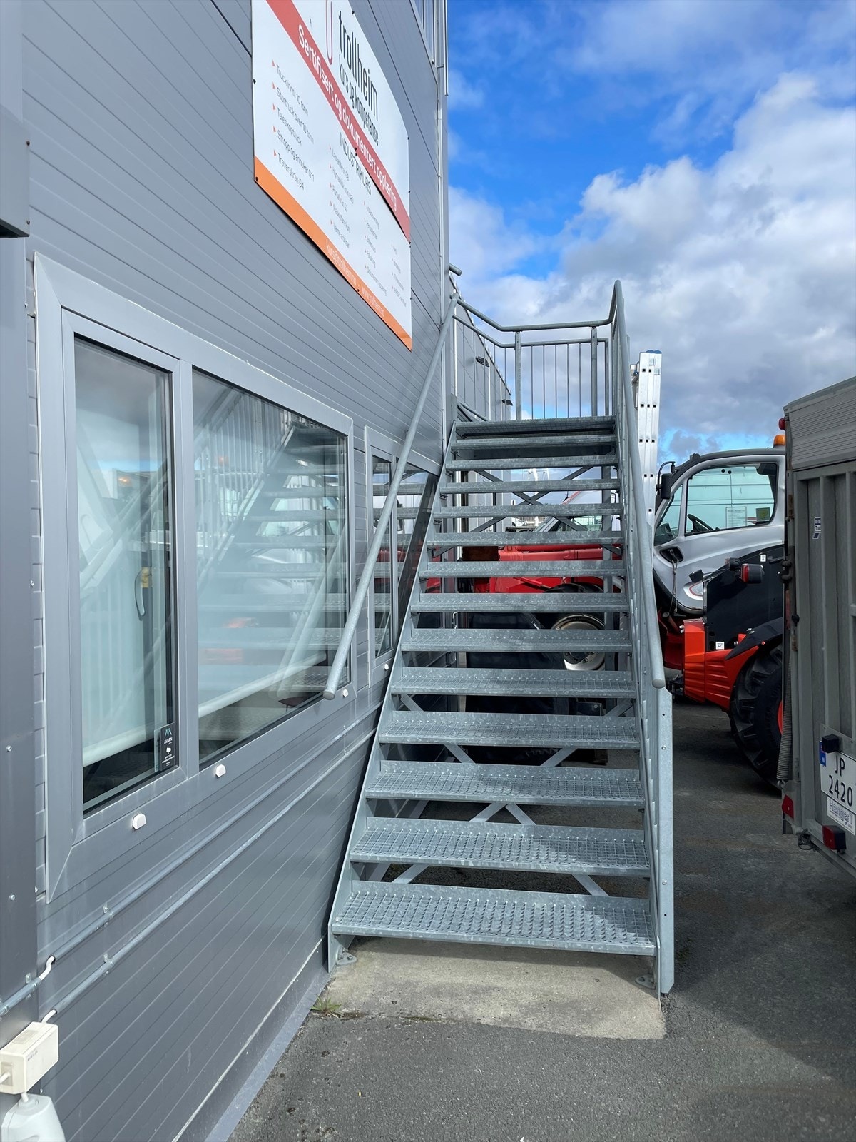 Trapp opp til kontor i 2. etasje Galleribilde