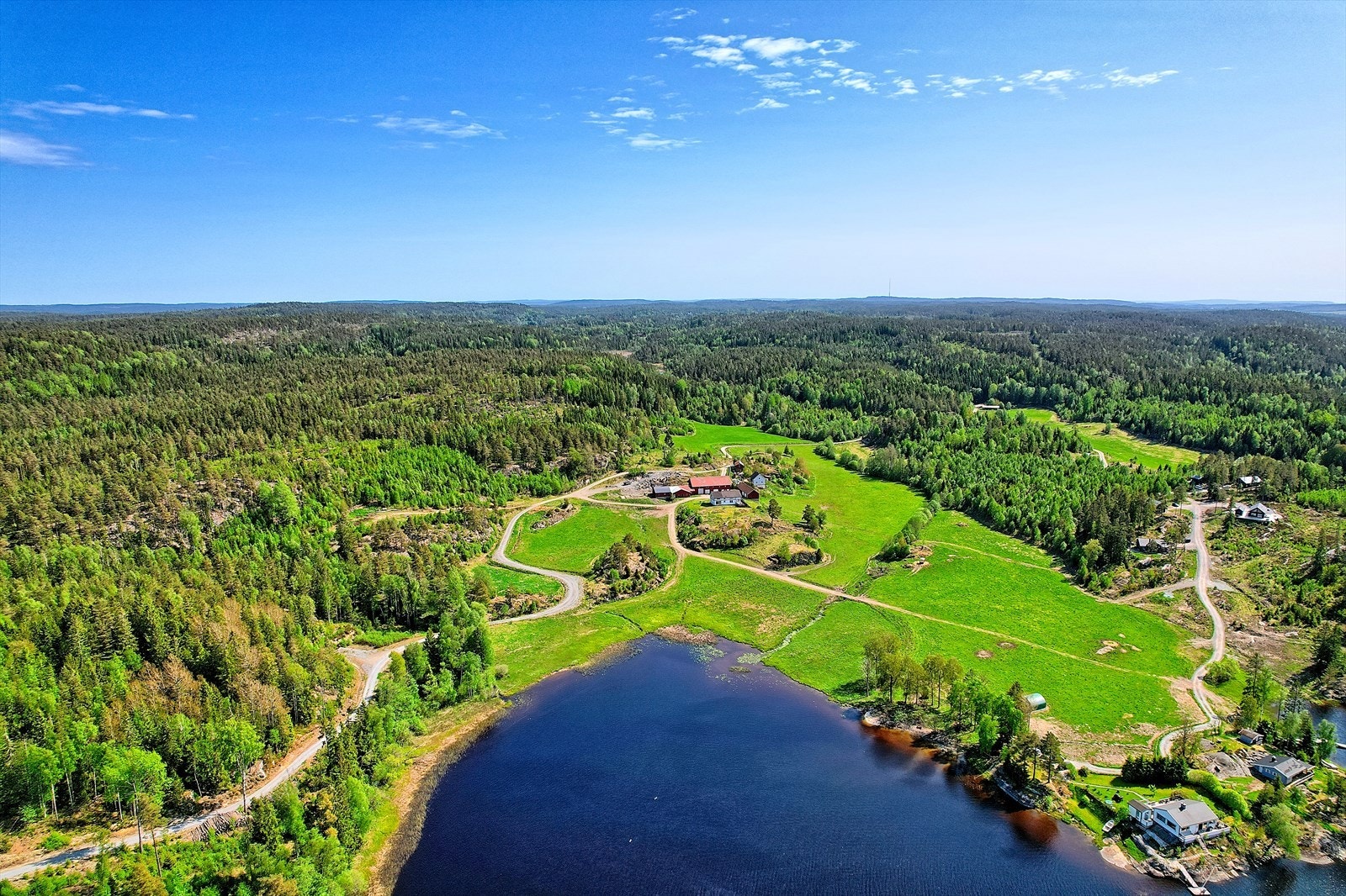 Idyllisk beliggende landbrukseiendom, ved vannet Langen Galleribilde