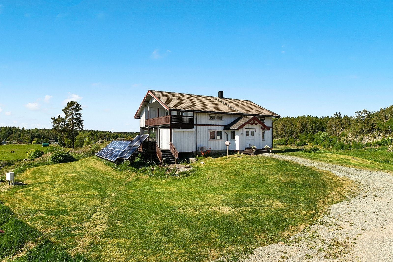Gården har eget minirenseanlegg, borrevann og solcellepanel på inntil 5 KW Galleribilde