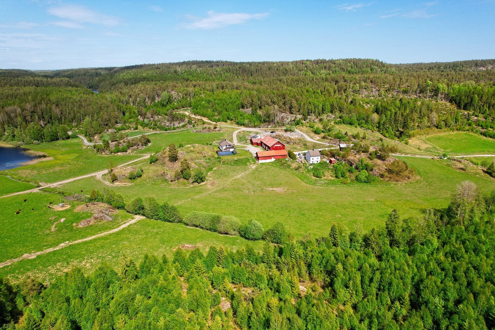 Tomten går opp til Nattjern, som skimtes i venstre hjørne av bildet Galleribilde