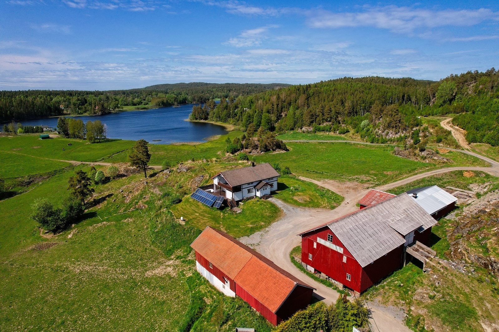 Tunet ligger på et høydedrag med omkringliggende åspartier Galleribilde