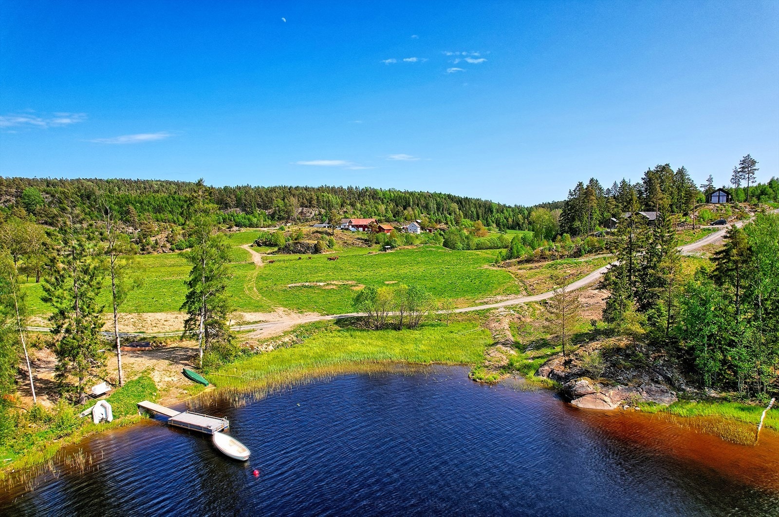 Eiendommen ligger i Rakkestad kommune midt i grenseskillet mellom Sarpsborg, Halden og Rakkestad. Idyllisk beliggende ved vannet Langen. Galleribilde