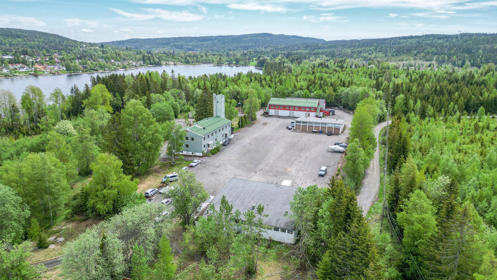 Diverse muligheter for utelagring og oppstilling på tomten etter nærmere avtale Galleribilde