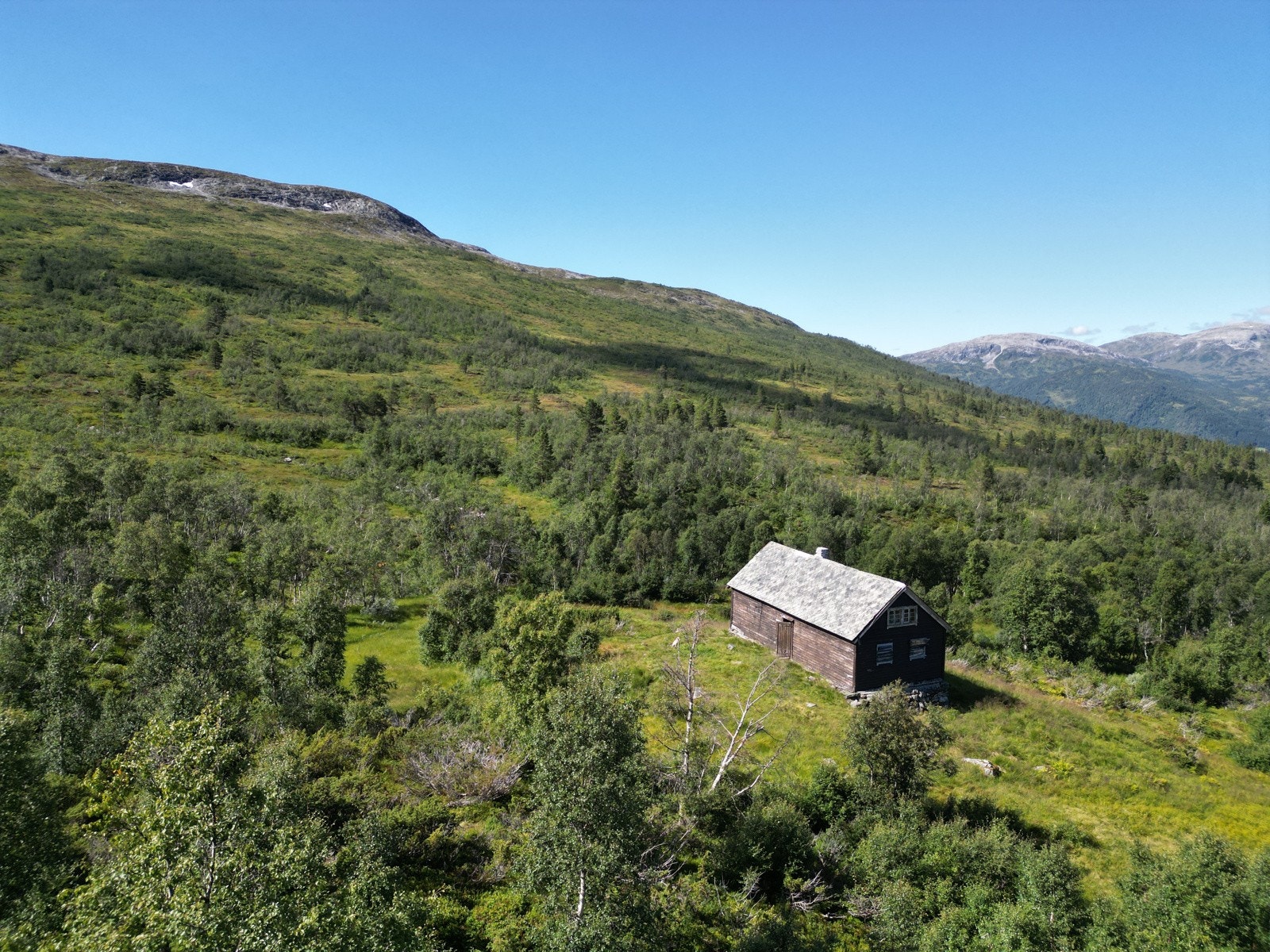 Stølsbygningen på Prinsabotn ligger veldig flott til i landskapet Galleribilde