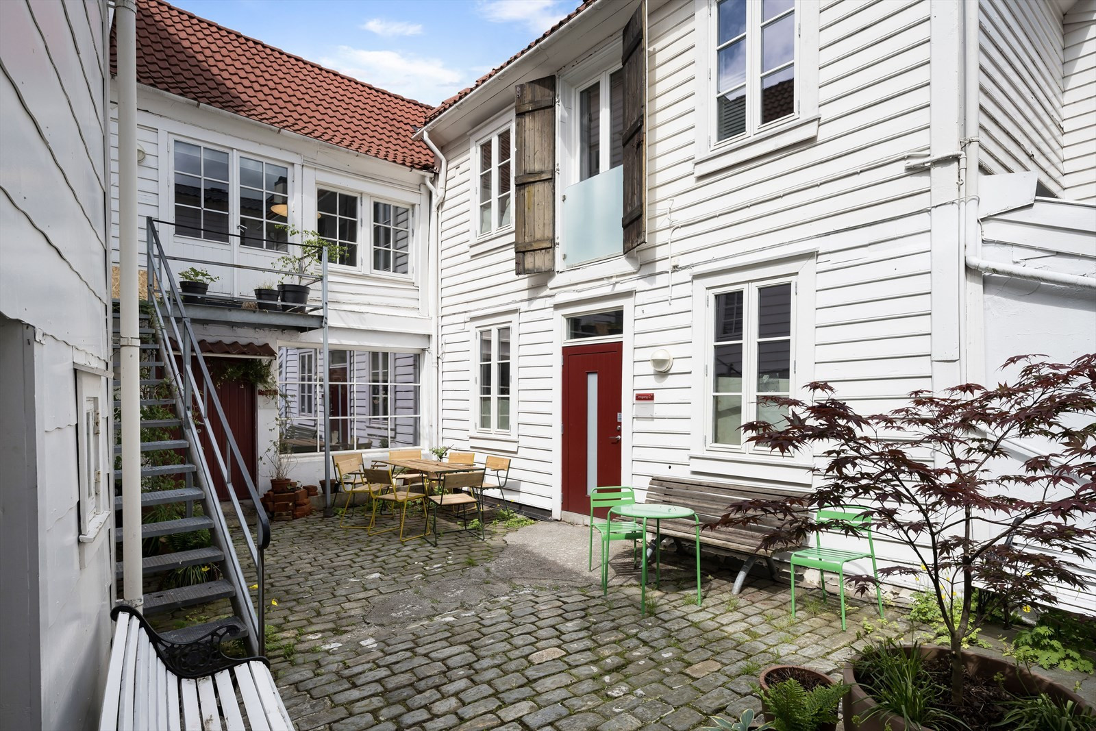 Fasade Øvre Korskirkesmauet 2b - hyggelig bakgård i tilknytning til lokalene.