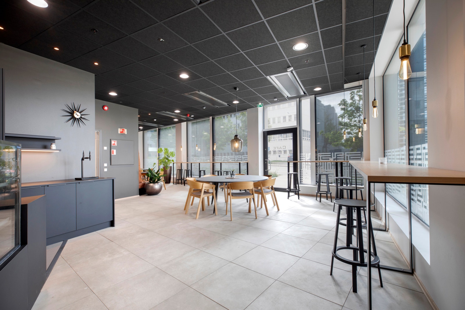 Kaffebar på bakkeplan / felles Galleribilde