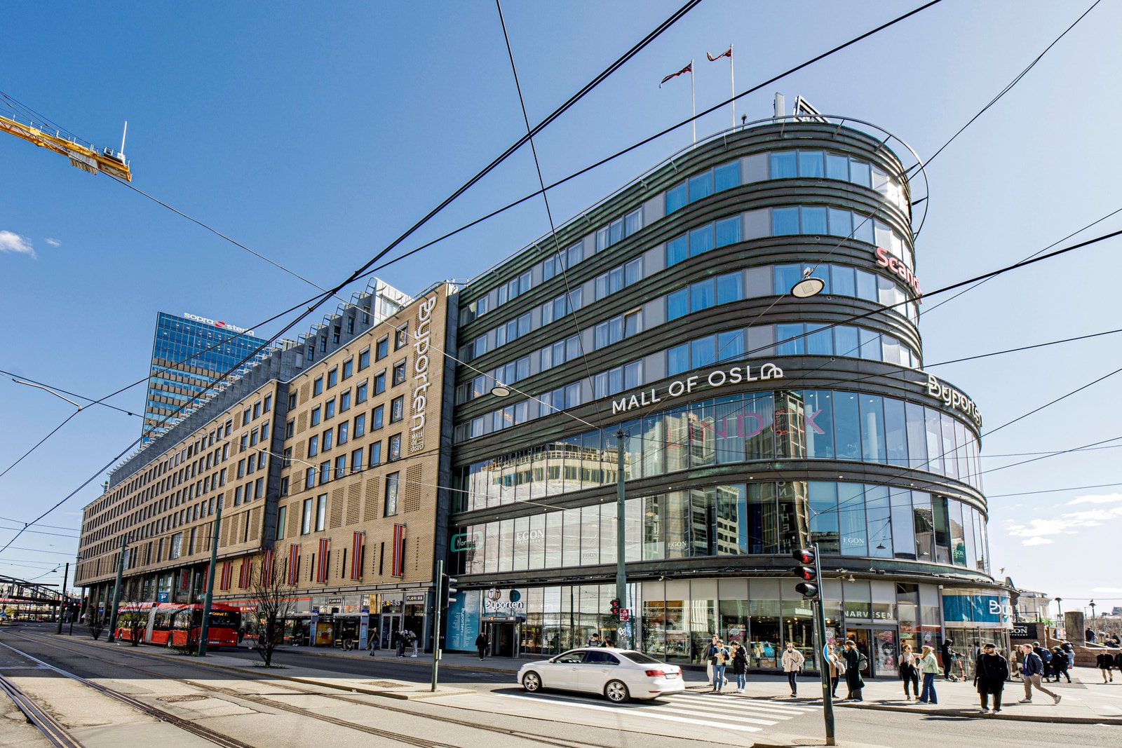 Næringseiendommen ligger attraktivt til – rett ved Oslo S, og i umiddelbar nærhet til buss, trikk, T-bane og taxi. Galleribilde