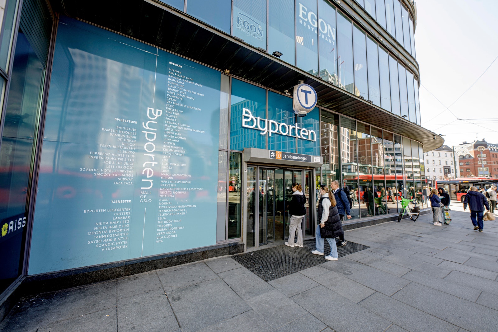 Inngang til T-bane, Oslo S, taxiholdeplass rett utenfor og overgang til Bussterminalen. Galleribilde