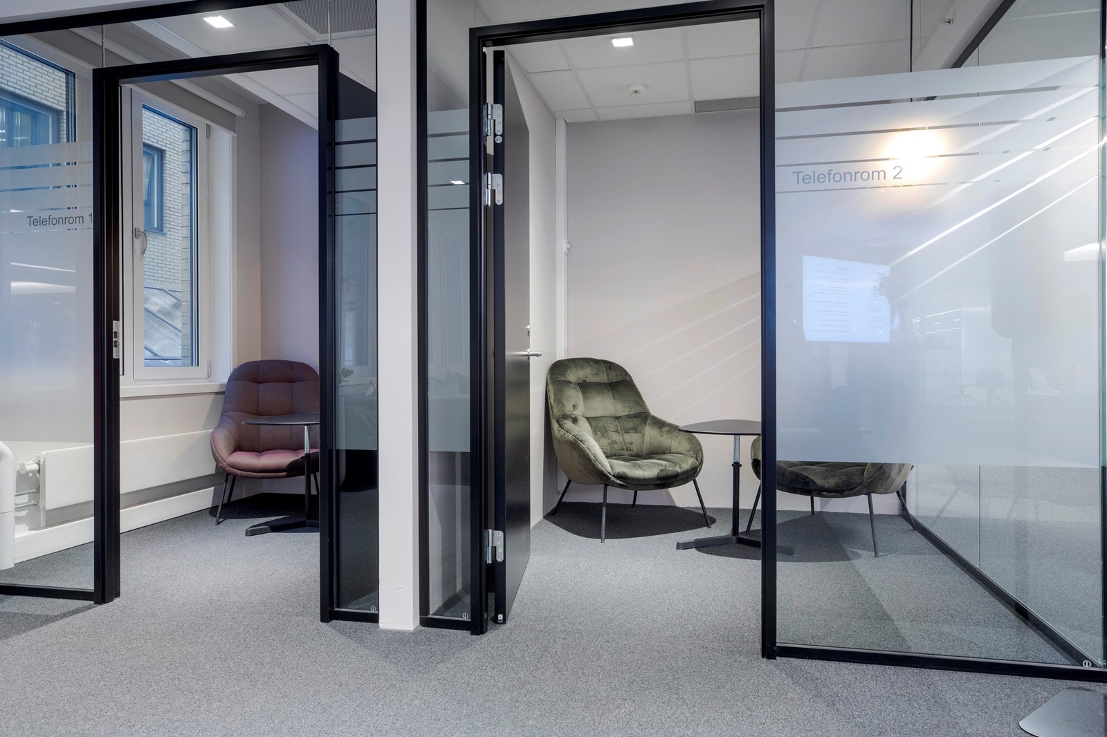 Moderne møte og stillerom med glassfronter Galleribilde