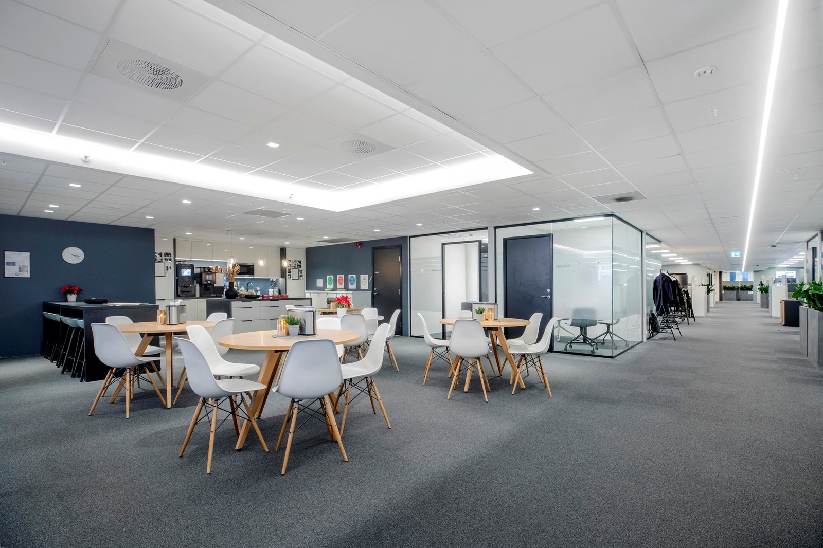 Åpne, luftige og moderne kontorlokaler Galleribilde