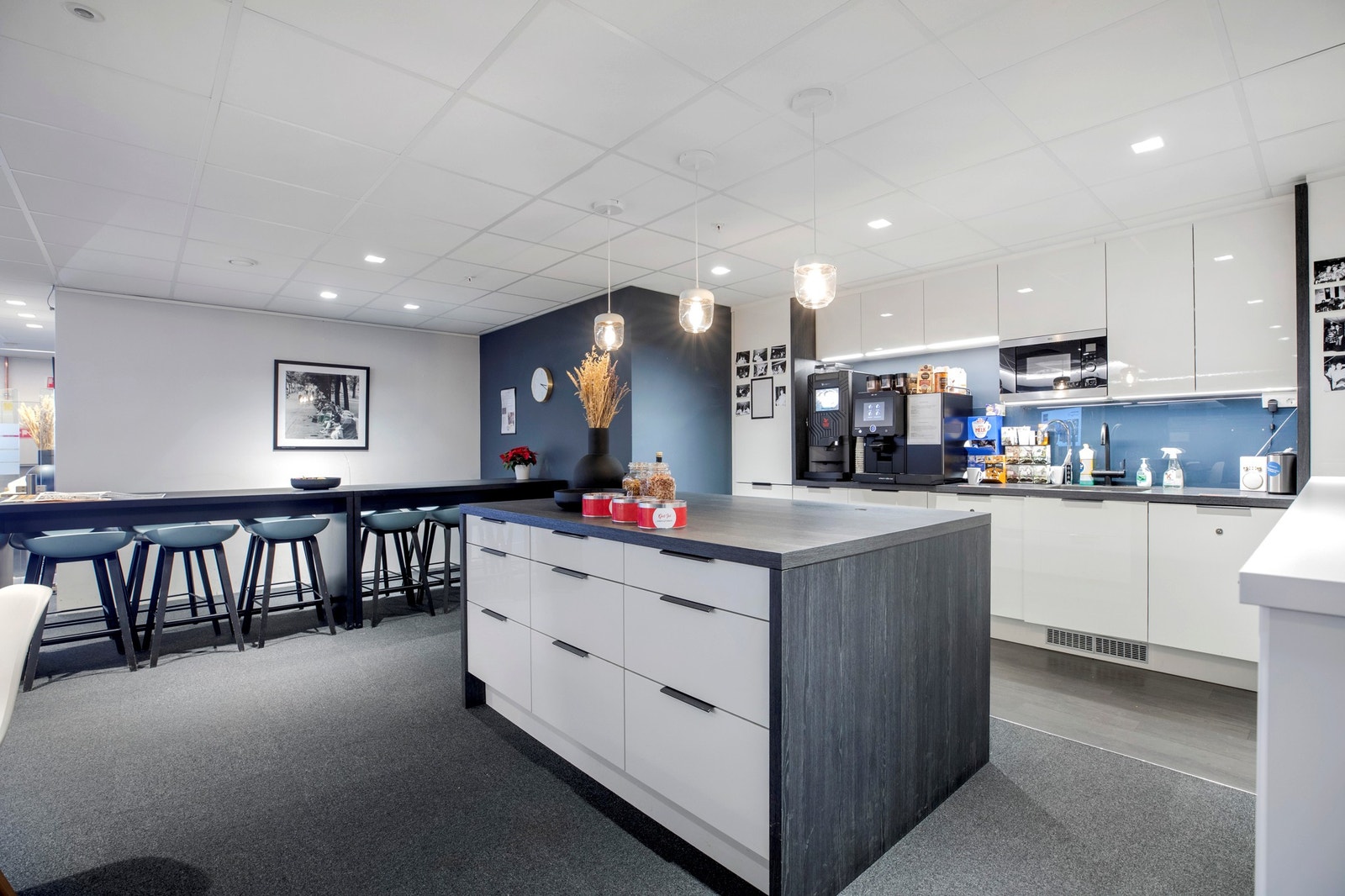 Godt utstyrt tekjøkken i lokalet Galleribilde