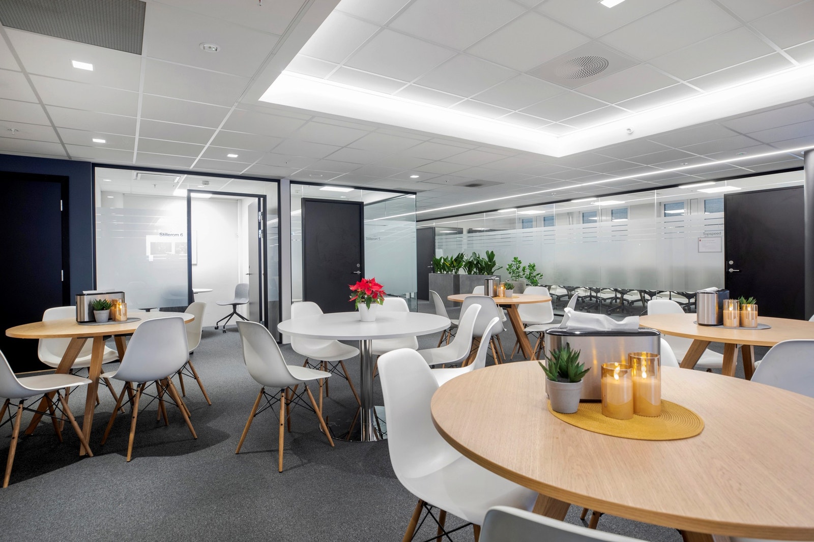 Lokalet kan tilpasses nye leietakeres behov og ønsker, men fremstår i dag med stilrene farge- og materialvalg. Galleribilde