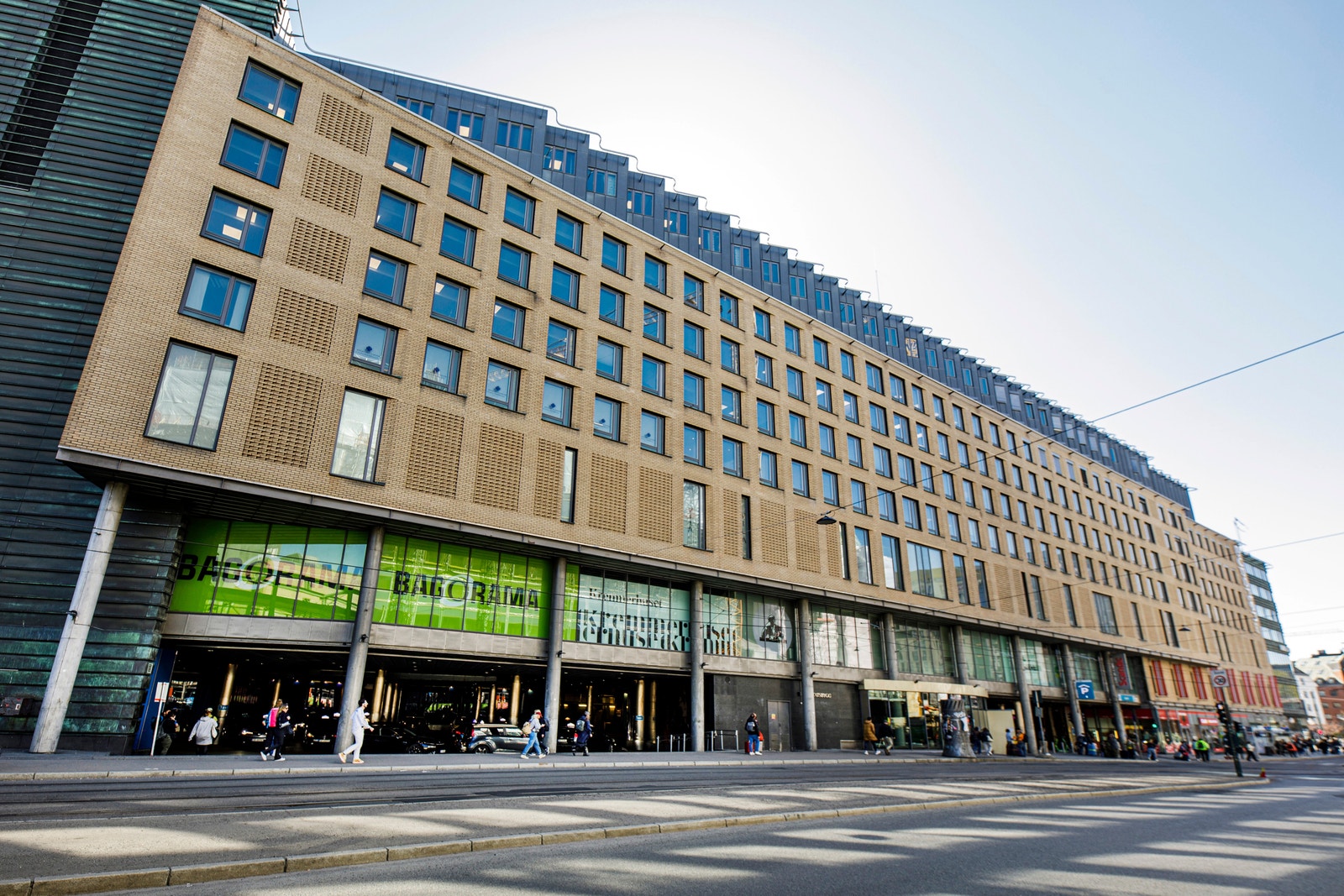 Kontorlokalene ligger i tredje etasje, og har fasade ut mot Schweigaardsgate. Galleribilde