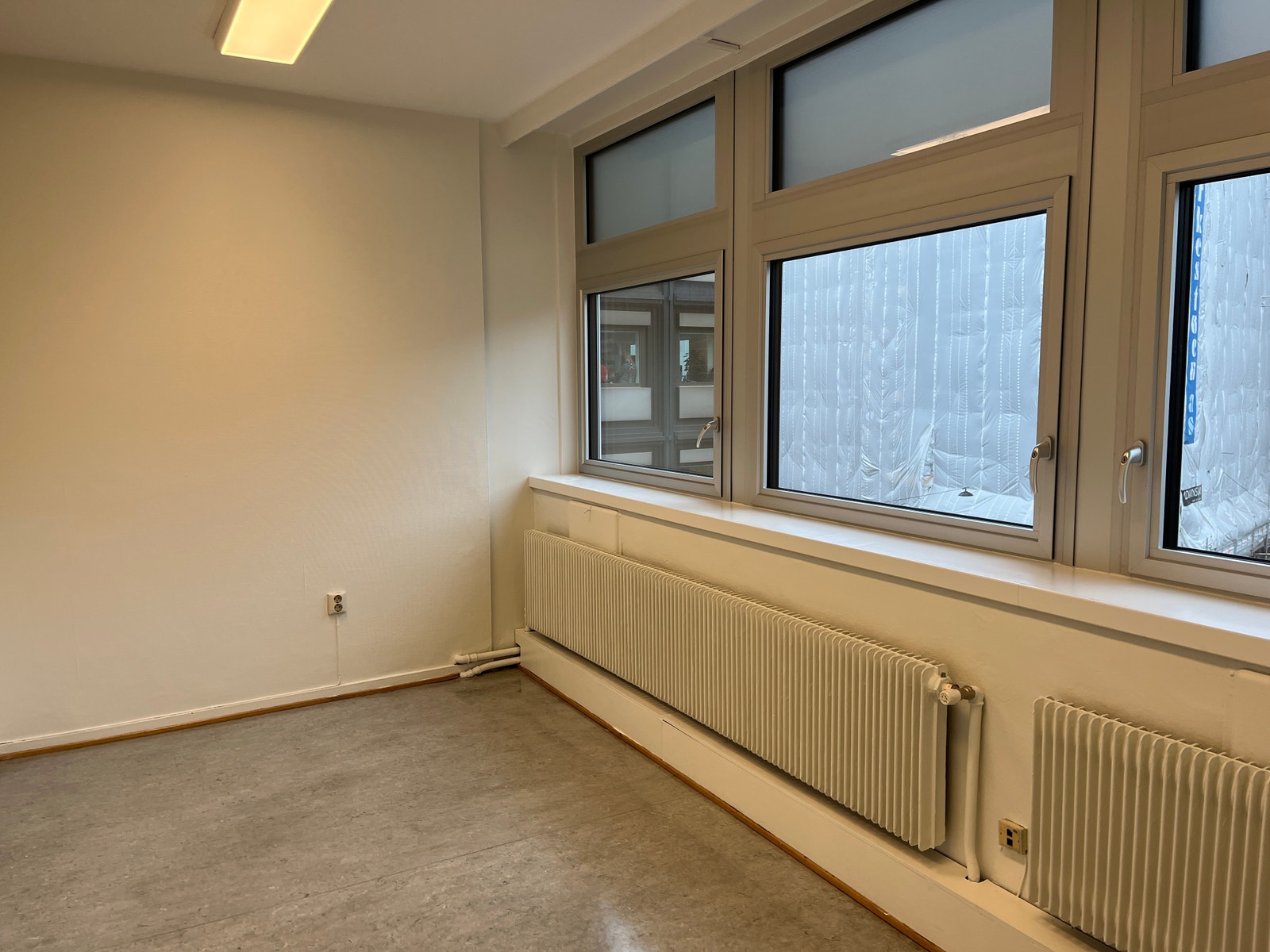 Rom to i kontor 501 Galleribilde