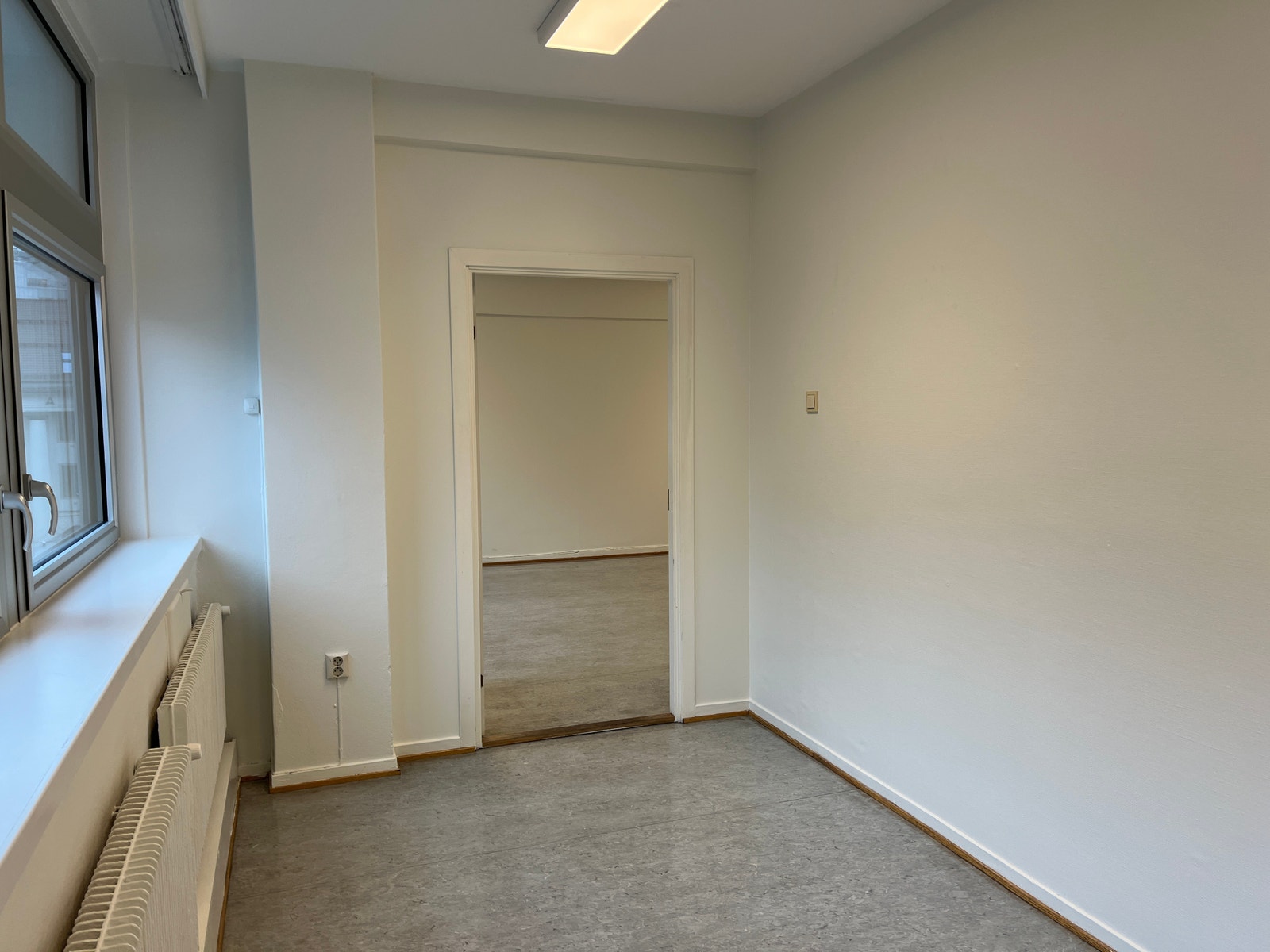 Rom to i kontor 501 Galleribilde