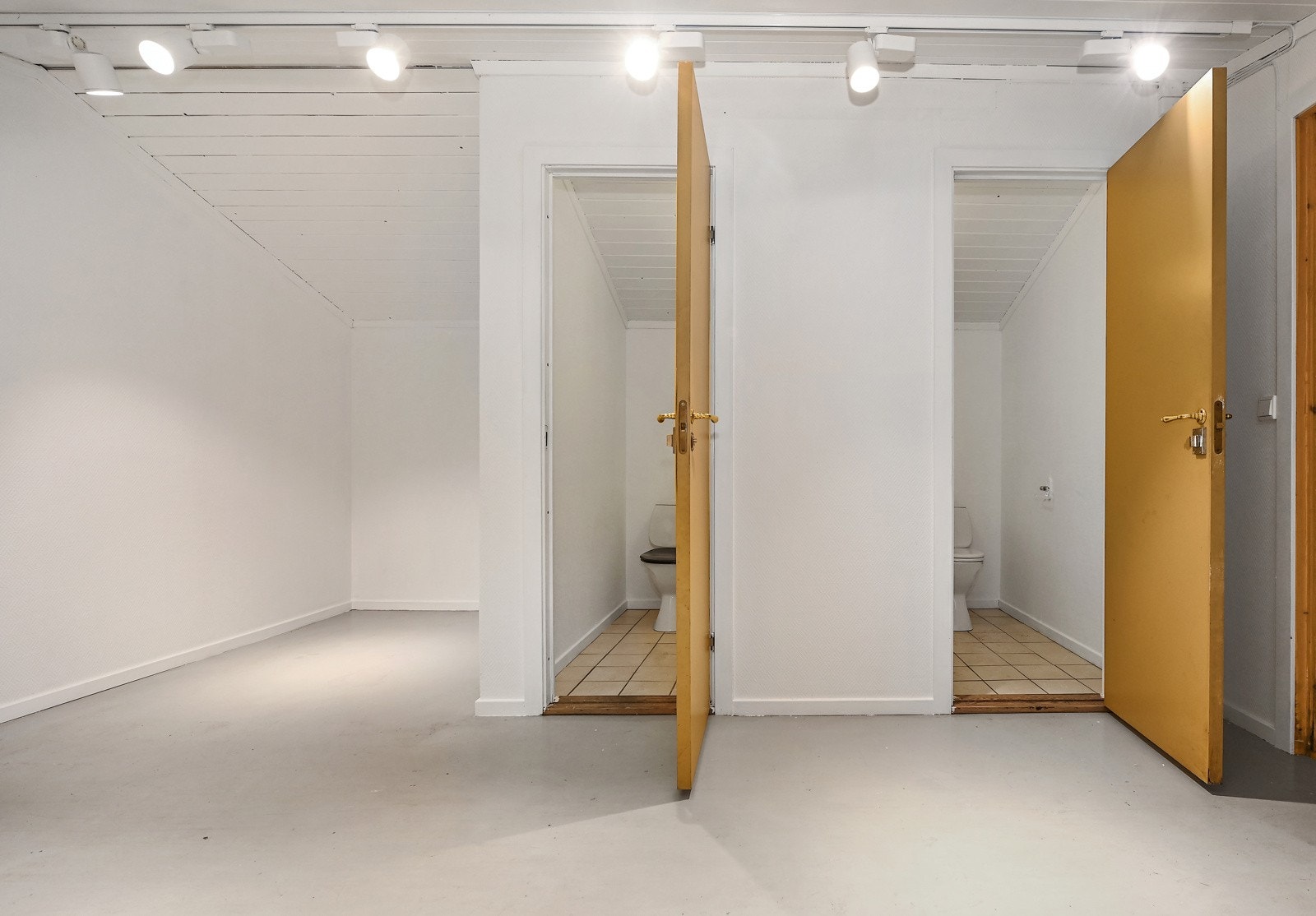 2 toalettrom Galleribilde