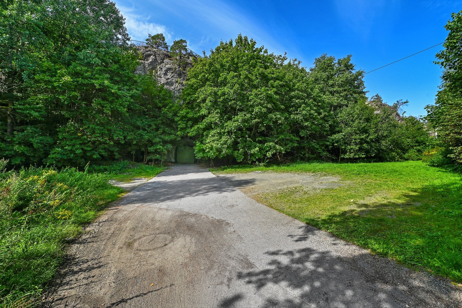 Tomteområdet har blanet annet en skrå gresslette Galleribilde