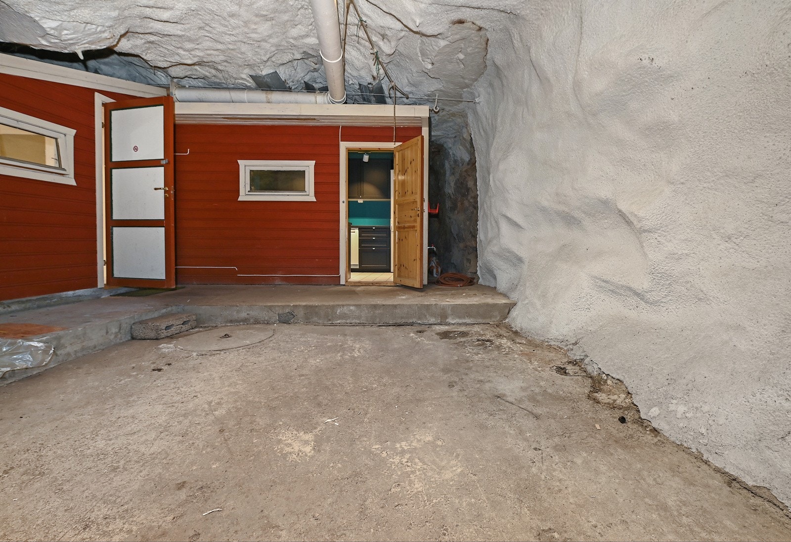 Fra høyre hall hovr det er atablert kjøkken, oppholdsrom og WC Galleribilde