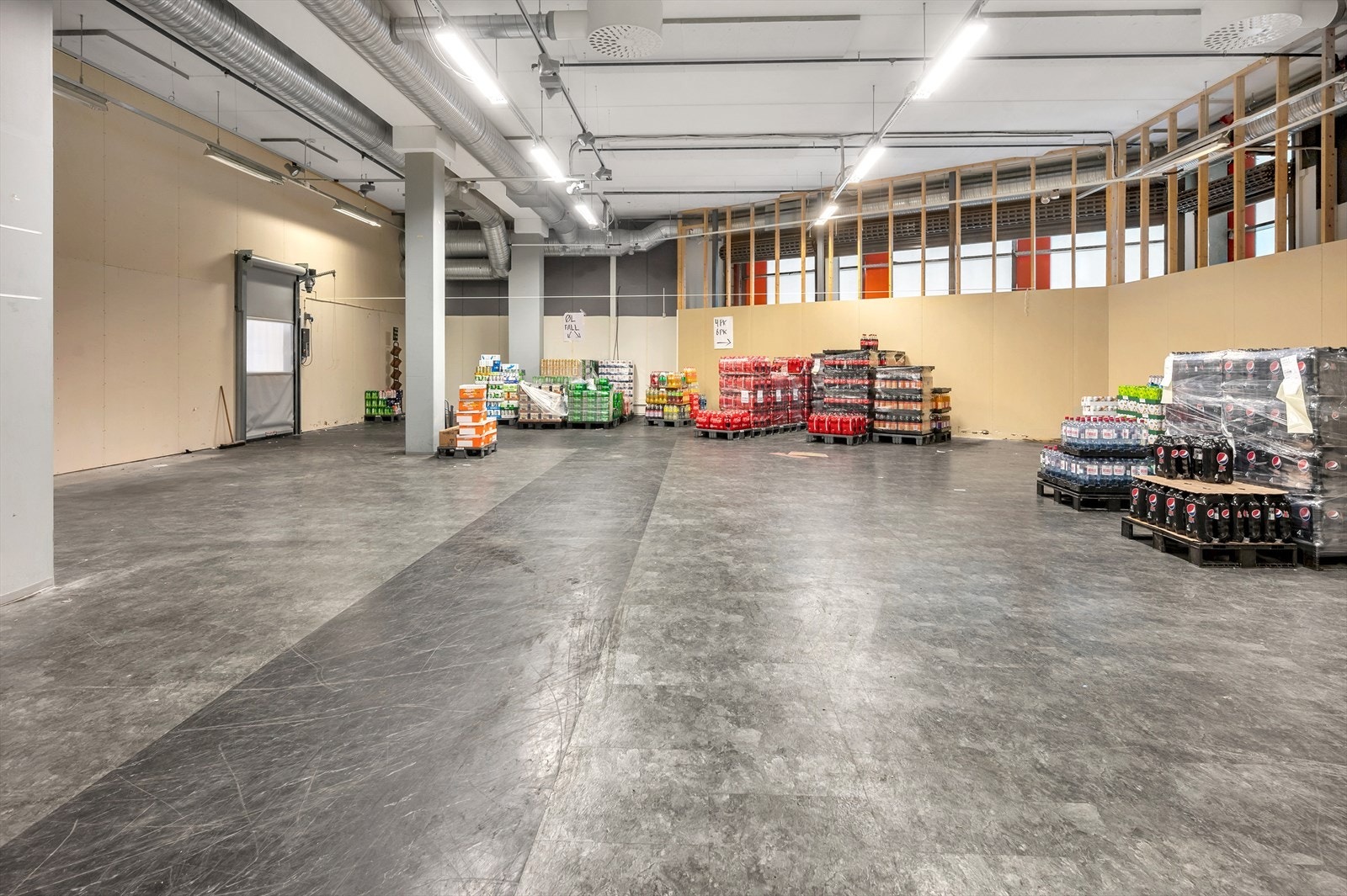 Det er mulig å innlemme 450 kvm ekstra i bakkant slik at arealet blir ca. 1100 kvm Galleribilde